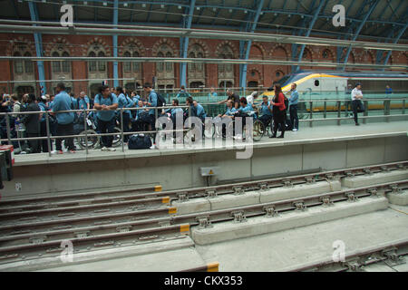 25 août 2012. St Pancras Londres, Royaume-Uni. L'équipe paralympique Français arrivent sur l'eurostar à St Pancras en avance sur les Jeux Paralympiques de Londres 2012. Banque D'Images