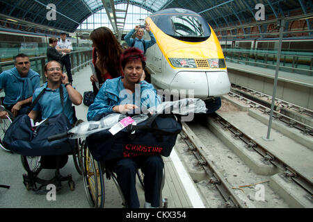 25 août 2012. St Pancras Londres, Royaume-Uni. L'équipe paralympique Français arrivent sur l'eurostar à St Pancras en avance sur les Jeux Paralympiques de Londres 2012. Banque D'Images