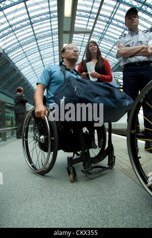 25 août 2012. St Pancras Londres, Royaume-Uni. L'équipe paralympique Français arrivent sur l'eurostar à St Pancras en avance sur les Jeux Paralympiques de Londres 2012. Banque D'Images