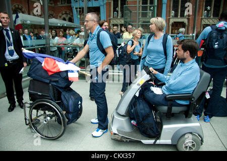 25 août 2012. St Pancras Londres, Royaume-Uni. L'équipe paralympique Français arrivent sur l'eurostar à St Pancras en avance sur les Jeux Paralympiques de Londres 2012. Banque D'Images