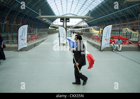 25 août 2012. St Pancras Londres, Royaume-Uni. L'équipe paralympique Français arrivent sur l'eurostar à St Pancras en avance sur les Jeux Paralympiques de Londres 2012. Banque D'Images