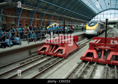 25 août 2012. St Pancras Londres, Royaume-Uni. L'équipe paralympique Français arrivent sur l'eurostar à St Pancras en avance sur les Jeux Paralympiques de Londres 2012. Banque D'Images