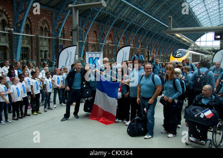 25 août 2012. St Pancras Londres, Royaume-Uni. L'équipe paralympique Français arrivent sur l'eurostar à St Pancras en avance sur les Jeux Paralympiques de Londres 2012. Banque D'Images