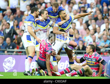 25 août 2012. Leeds Rhinos v Warrington Wolves Carnegie Challenge Cup 2012 Finale joueurs Warrington L-R : Tyrone McCarthy, Richard Myler, Chris Riley et Ryan Atkins célébrer l'essayer de Trent Waterhouse Banque D'Images