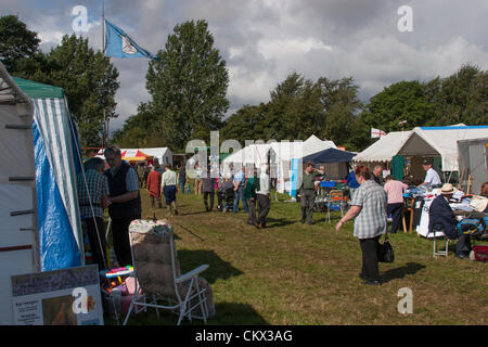 25 août 2012 le Northamptonshire. UK. Earls Barton Vintage Rallly et visiteurs de foire à la recherche autour des étals..Le week-end férié météo n'est pas bon mais la pluie s'est tenu à l'écart, Banque D'Images