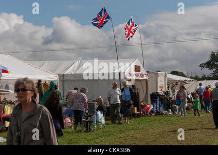 25 août 2012 le Northamptonshire. UK. Earls Barton Vintage Rallly et visiteurs de foire à la recherche autour des étals..Le week-end férié météo n'est pas bon mais la pluie s'est tenu à l'écart, Banque D'Images