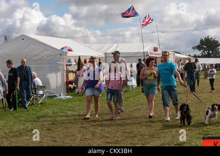 25 août 2012 le Northamptonshire. UK. Earls Barton Vintage Rallly et visiteurs de foire à la recherche autour des étals..Le week-end férié météo n'est pas bon mais la pluie s'est tenu à l'écart, Banque D'Images