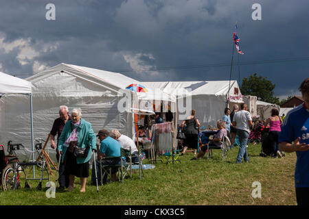 25 août 2012 le Northamptonshire. UK. Earls Barton Vintage Rallly et visiteurs de foire à la recherche autour des étals..Le week-end férié météo n'est pas bon mais la pluie s'est tenu à l'écart, Banque D'Images