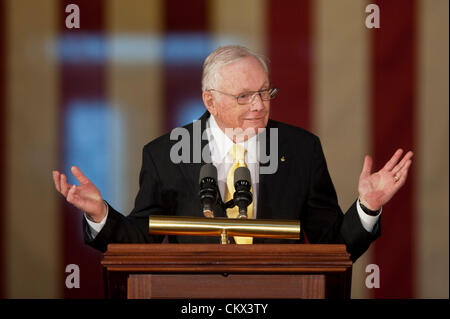 16 novembre 2011 - Washington, District of Columbia, États-Unis - Le Congrès américain a tenu une cérémonie dans la rotonde du Capitole mercredi pour présenter la Médaille d'or du Congrès pour les astronautes John Glenn, Neil Armstrong, Michael Collins et Buzz Aldrin..Photo : Neil Armstrong (Image Crédit : © Pete/ZUMAPRESS.com) Marovich Banque D'Images