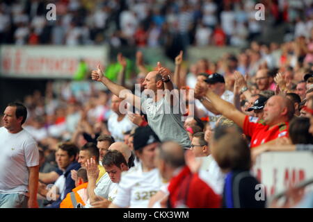 SPORTS LA FAO Photo 24 Photo : un heureux partisan de Swansea est réjouissant. Samedi 25 août 2012 Re : Barclay's Premier League Swansea City FC v West Ham au Liberty Stadium, dans le sud du Pays de Galles. Banque D'Images