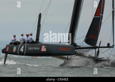 25 août 2012 - San Francisco, Californie, États-Unis - America's Cup World Series, San Francisco, CA, 25 août 2012. Franchissement de la ligne d'arrivée de l'équipe Oracle USA SPITHILL (Jimmy Spithill) gagne la flotte finale chaleur du jour (Image Crédit : © Dinno Kovic/ZUMAPRESS.com) Banque D'Images