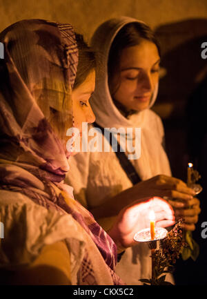 Les religieuses non identifié, participer à une procession aux chandelles dans le cadre de la fête de l'Assomption de la Vierge Marie Banque D'Images