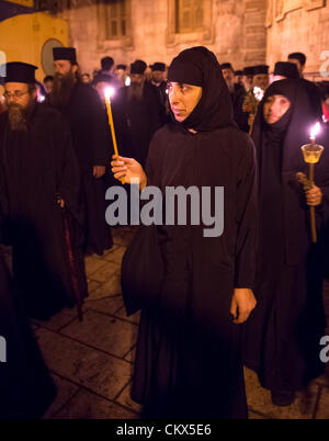 Les religieuses non identifié, participer à une procession aux chandelles dans le cadre de la fête de l'Assomption de la Vierge Marie Banque D'Images