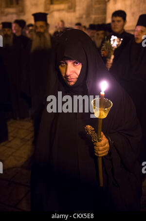 Les religieuses non identifié, participer à une procession aux chandelles dans le cadre de la fête de l'Assomption de la Vierge Marie Banque D'Images