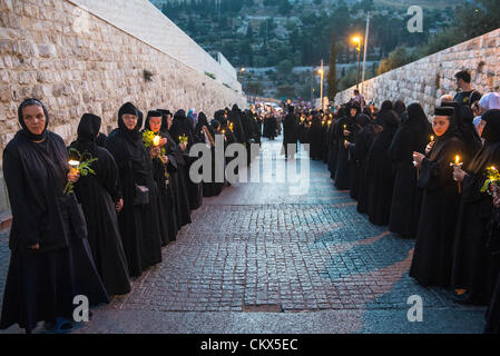 Les religieuses non identifié, participer à une procession aux chandelles dans le cadre de la fête de l'Assomption de la Vierge Marie Banque D'Images