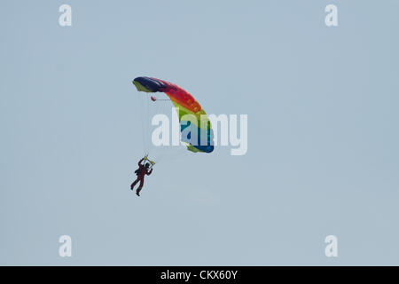 Lesnovo, Bulgarie, 24e Août 2012. Parachutiste de tenter un atterrissage de précision près du champ de l'air. Credit : Johann Brandstatter / Alamy Live News Banque D'Images