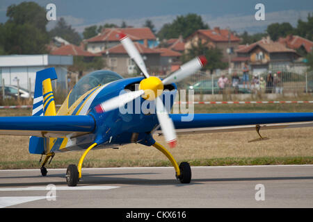 Lesnovo, Bulgarie, 24e Août 2012. Un avion de voltige Extra 300 tournant sur la piste pour entrer dans la position de départ. Credit : Johann Brandstatter / Alamy Live News Banque D'Images