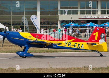 Lesnovo, Bulgarie, 24e Août 2012. Pilote de voltige aérienne roumaine George Rotaru dans son Supplément 330SC rolling passé les spectateurs à Lesnovo airport. Credit : Johann Brandstatter / Alamy Live News Banque D'Images