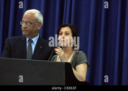 Le 26 août 2012 - Ramallah, Cisjordanie, territoire palestinien Zahava Gal-On - (R), chef de la gauche israélienne parti Meretz, avec M. Saeb Erekat, négociateur palestinien en chef, comme ils font des déclarations à l'administration centrale de l'Autorité palestinienne dans la ville cisjordanienne de Ramallah, 26 août 2012, après avoir rencontré le président palestinien Mahmoud Abbas. Derrière une bannière avec le drapeau palestinien Abbas et portrait ainsi que celui du Président de l'OLP et l'ancien président Yasser Arafat. La réunion vient après le Ministre israélien des affaires étrangères Avigdor Lieberman a fait les commentaires du public sur le leader palestinien. Banque D'Images