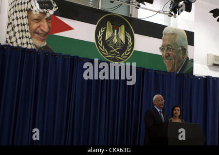 Le 26 août 2012 - Ramallah, Cisjordanie, territoire palestinien Zahava Gal-On - (R), chef de la gauche israélienne parti Meretz, avec M. Saeb Erekat, négociateur palestinien en chef, comme ils font des déclarations à l'administration centrale de l'Autorité palestinienne dans la ville cisjordanienne de Ramallah après une rencontre avec le président palestinien Mahmoud Abbas. Derrière une bannière avec le drapeau palestinien Abbas et portrait ainsi que celui du Président de l'OLP et l'ancien président Yasser Arafat. La réunion vient après le Ministre israélien des affaires étrangères Avigdor Lieberman a fait les commentaires du public sur le leader palestinien. Banque D'Images