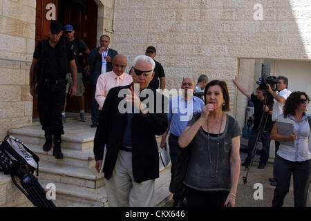 Le 26 août 2012 - Ramallah, Cisjordanie, territoire palestinien Zahava Gal-On - (C-R), chef de la gauche israélienne parti Meretz, gesticulant comme elle parle avec Ilan Baruch, ancien ambassadeur d'Israël en Afrique du Sud, lorsqu'ils passent entre les gardiens israéliens après avoir fait une déclaration au siège de l'Autorité palestinienne dans la ville cisjordanienne de Ramallah, suite à leur rencontre avec le président palestinien Mahmoud Abbas. La réunion vient après le Ministre israélien des affaires étrangères Avigdor Lieberman a fait les commentaires du public sur le leader palestinien. Banque D'Images