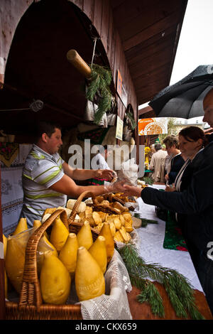 26 août 2012, Cracovie, Pologne - stand pendant le festival annuel de cuisine traditionnelle polonaise. Illustré est un fromage fumé Oscypek fait de lait de brebis salé exclusivement dans la région de Pologne dans les Tatras. Banque D'Images