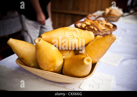 26 août 2012, Cracovie, Pologne - stand pendant le festival annuel de cuisine traditionnelle polonaise. Illustré est un fromage fumé Oscypek fait de lait de brebis salé exclusivement dans la région de Pologne dans les Tatras. Banque D'Images