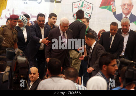 27 août 2012 - Ramallah, Cisjordanie, territoire palestinien - Le président palestinien Mahmoud Abbas (Abu Mazen) assiste à une cérémonie de remise des diplômes pour les élèves du secondaire de la ville de Ramallah, en Cisjordanie, dimanche, Août 26, 2012 (Image Crédit : © Issam Rimawi APA/Images/ZUMAPRESS.com) Banque D'Images