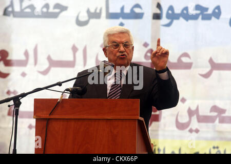 27 août 2012 - Ramallah, Cisjordanie, territoire palestinien - Le président palestinien Mahmoud Abbas (Abu Mazen) parle au cours d'une cérémonie de remise de diplômes pour les élèves du secondaire de la ville de Ramallah, en Cisjordanie, dimanche, Août 26, 2012 (Image Crédit : © Issam Rimawi APA/Images/ZUMAPRESS.com) Banque D'Images