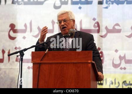 27 août 2012 - Ramallah, Cisjordanie, territoire palestinien - Le président palestinien Mahmoud Abbas (Abu Mazen) parle au cours d'une cérémonie de remise de diplômes pour les élèves du secondaire de la ville de Ramallah, en Cisjordanie, dimanche, Août 26, 2012 (Image Crédit : © Issam Rimawi APA/Images/ZUMAPRESS.com) Banque D'Images