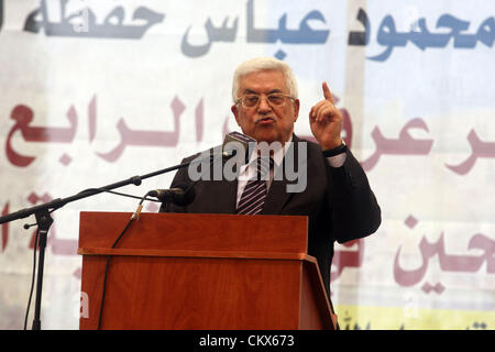 27 août 2012 - Ramallah, Cisjordanie, territoire palestinien - Le président palestinien Mahmoud Abbas (Abu Mazen) parle au cours d'une cérémonie de remise de diplômes pour les élèves du secondaire de la ville de Ramallah, en Cisjordanie, dimanche, Août 26, 2012 (Image Crédit : © Issam Rimawi APA/Images/ZUMAPRESS.com) Banque D'Images