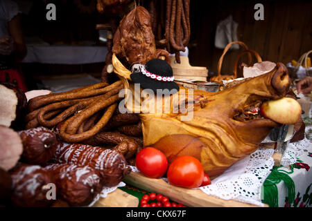 26 août 2012, Cracovie, Pologne - stand avec saucisses et viandes pendant le festival annuel de cuisine traditionnelle polonaise. Banque D'Images