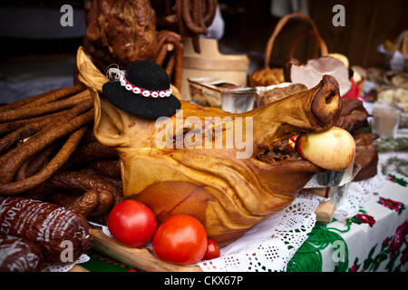 26 août 2012, Cracovie, Pologne - stand avec saucisses et viandes pendant le festival annuel de cuisine traditionnelle polonaise. Banque D'Images