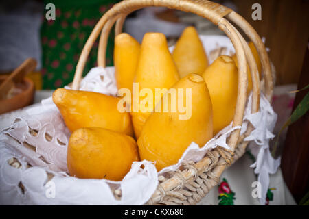 26 août 2012, Cracovie, Pologne - stand pendant le festival annuel de cuisine traditionnelle polonaise. Illustré est un fromage fumé Oscypek fait de lait de brebis salé exclusivement dans la région de Pologne dans les Tatras. Banque D'Images