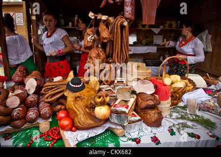 26 août 2012, Cracovie, Pologne - stand avec saucisses et viandes pendant le festival annuel de cuisine traditionnelle polonaise. Illustré saucisse (pol. - Kiełbasa) est un aliment généralement obtenus à partir de la viande hachée avec une peau autour de lui. Des saucisses traditionnelles est une technique de conservation des aliments. Les saucisses peuvent être conservés par le séchage, le séchage, ou de fumer. Banque D'Images