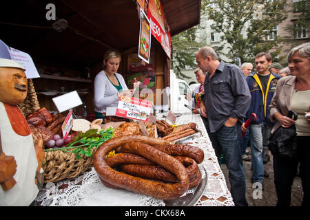 26 août 2012, Cracovie, Pologne - stand avec saucisses et viandes pendant le festival annuel de cuisine traditionnelle polonaise. Illustré saucisse (pol. - Kiełbasa) est un aliment généralement obtenus à partir de la viande hachée avec une peau autour de lui. Des saucisses traditionnelles est une technique de conservation des aliments. Les saucisses peuvent être conservés par le séchage, le séchage, ou de fumer. Banque D'Images