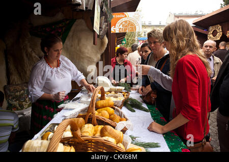 26 août 2012, Cracovie, Pologne - stand pendant le festival annuel de cuisine traditionnelle polonaise. Illustré est un fromage fumé Oscypek fait de lait de brebis salé exclusivement dans la région de Pologne dans les Tatras. Banque D'Images