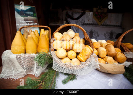 26 août 2012, Cracovie, Pologne - stand pendant le festival annuel de cuisine traditionnelle polonaise. Illustré est un fromage fumé Oscypek fait de lait de brebis salé exclusivement dans la région de Pologne dans les Tatras. Banque D'Images