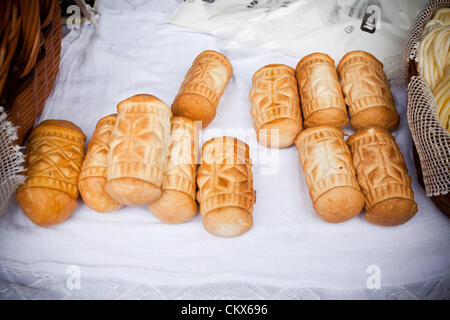 26 août 2012, Cracovie, Pologne - stand pendant le festival annuel de cuisine traditionnelle polonaise. Illustré est un fromage fumé Oscypek fait de lait de brebis salé exclusivement dans la région de Pologne dans les Tatras. Banque D'Images