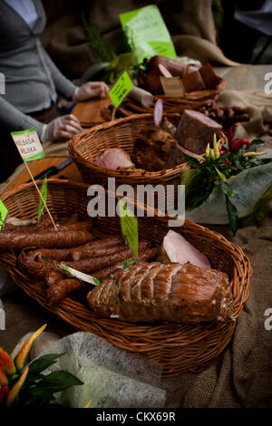 26 août 2012, Cracovie, Pologne - stand avec saucisses et viandes pendant le festival annuel de cuisine traditionnelle polonaise. Illustré saucisse (pol. - Kiełbasa) est un aliment généralement obtenus à partir de la viande hachée avec une peau autour de lui. Des saucisses traditionnelles est une technique de conservation des aliments. Les saucisses peuvent être conservés par le séchage, le séchage, ou de fumer. Banque D'Images