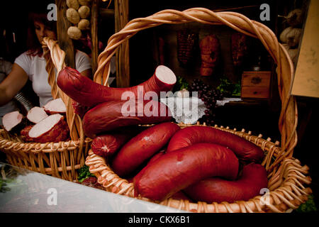 26 août 2012, Cracovie, Pologne - stand avec saucisses et viandes pendant le festival annuel de cuisine traditionnelle polonaise. Illustré saucisse (pol. - Kiełbasa) est un aliment généralement obtenus à partir de la viande hachée avec une peau autour de lui. Des saucisses traditionnelles est une technique de conservation des aliments. Les saucisses peuvent être conservés par le séchage, le séchage, ou de fumer. Banque D'Images