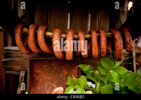 26 août 2012, Cracovie, Pologne - stand avec saucisses et viandes pendant le festival annuel de cuisine traditionnelle polonaise. Illustré saucisse (pol. - Kiełbasa) est un aliment généralement obtenus à partir de la viande hachée avec une peau autour de lui. Des saucisses traditionnelles est une technique de conservation des aliments. Les saucisses peuvent être conservés par le séchage, le séchage, ou de fumer. Banque D'Images