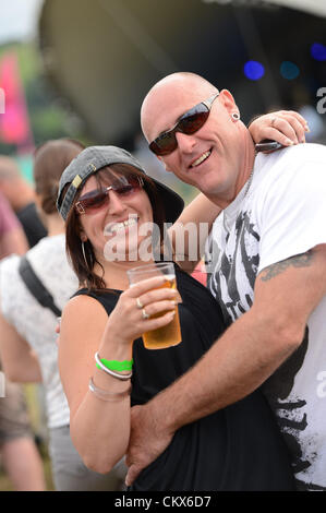 Dimanche 26 août 2012 : un couple profitez de la musique et de la bière au grand Festival Hommage, Aberystwyth au Pays de Galles au Royaume-Uni. Le seul week-end Pays de Galles uniquement dédié à l'événement musique hommage bandes. August Bank Holiday Weekend. photo©keith morris ©keith morris 2012 Banque D'Images