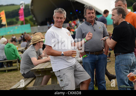 Dimanche 26 août 2012 un groupe d'hommes amis profitant de la musique et de la bière au grand Festival Hommage, Aberystwyth au Pays de Galles au Royaume-Uni. Le seul week-end Pays de Galles uniquement dédié à l'événement musique hommage bandes. August Bank Holiday Weekend. photo©keith morris ©keith morris 2012 Banque D'Images