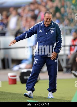 26 août 2012. Hanovre, Allemagne. L'entraîneur-chef Schalke Huub Stevens au gestes au cours de l'écart entre le match de football Bundesliga Hanovre 96 et le FC Schalke 04 à l'AWD-Arena à Hanovre, en Allemagne. Banque D'Images