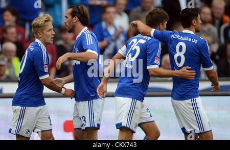 26 août 2012. Hanovre, Allemagne. De Klaas-Jan Huntelaar Schalke (3-L) célèbre son but avec 1-1 Lewis Holtby (L), Christian Fuchs et Ciprian Marica (R) au cours de la Bundesliga match de foot entre Hanovre 96 et le FC Schalke 04 à l'AWD-Arena à Hanovre, en Allemagne. Banque D'Images