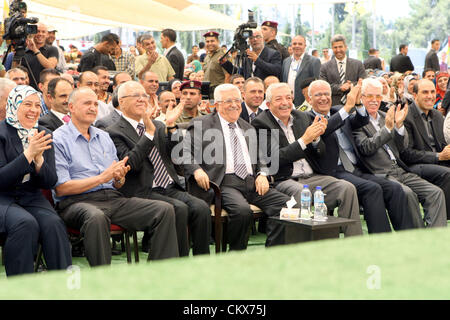 Aug 26, 2012 - Ramallah, Cisjordanie, territoire palestinien - Le président palestinien Mahmoud Abbas (Abu Mazen) assiste à une cérémonie de remise des diplômes pour les élèves du secondaire de la ville de Ramallah, en Cisjordanie. (Crédit Image : © Thaer Ganaim APA/Images/ZUMAPRESS.com) Banque D'Images