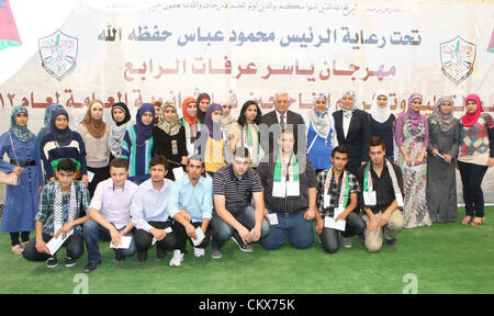 Aug 26, 2012 - Ramallah, Cisjordanie, territoire palestinien - Le président palestinien Mahmoud Abbas (Abu Mazen) assiste à une cérémonie de remise des diplômes pour les élèves du secondaire de la ville de Ramallah, en Cisjordanie. (Crédit Image : © Thaer Ganaim APA/Images/ZUMAPRESS.com) Banque D'Images