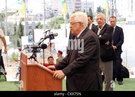 Aug 26, 2012 - Ramallah, Cisjordanie, territoire palestinien - Le président palestinien Mahmoud Abbas (Abu Mazen) parle au cours d'une cérémonie de remise de diplômes pour les élèves du secondaire de la ville de Ramallah, en Cisjordanie (crédit Image : © Thaer Ganaimi ZUMAPRESS.com)/Images/APA Banque D'Images