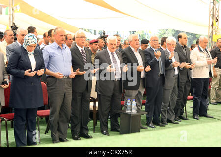 Aug 26, 2012 - Ramallah, Cisjordanie, territoire palestinien - Le président palestinien Mahmoud Abbas (Abu Mazen) assiste à une cérémonie de remise des diplômes pour les élèves du secondaire de la ville de Ramallah, en Cisjordanie (crédit Image : © Thaer Ganaim APA/Images/ZUMAPRESS.com) Banque D'Images